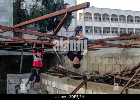 Gaza, Der Gazastreifen, Palästina. Dezember 2020. Palästinensische Kinder spielen außerhalb ihres Hauses im Lager Jabalia im nördlichen Gazastreifen. Quelle: Mahmoud Issa/SOPA Images/ZUMA Wire/Alamy Live News Stockfoto