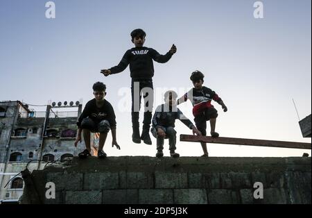 Gaza, Der Gazastreifen, Palästina. Dezember 2020. Palästinensische Kinder spielen außerhalb ihres Hauses im Lager Jabalia im nördlichen Gazastreifen. Quelle: Mahmoud Issa/SOPA Images/ZUMA Wire/Alamy Live News Stockfoto