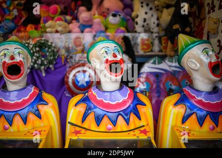 Eine Reihe von lachenden Clown Gesichter drehen sich von Seite zu Seite Stockfoto