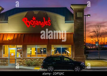 Bojangle's berühmte Chicken 'n Biscuits in der Abenddämmerung in Snellville, Georgia, östlich von Atlanta. (USA) Stockfoto