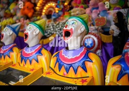 Eine Reihe von lachenden Clown Gesichter drehen sich von Seite zu Seite Stockfoto