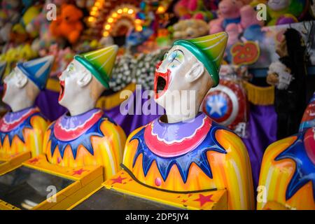 Eine Reihe von lachenden Clown Gesichter drehen sich von Seite zu Seite Stockfoto