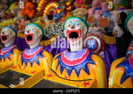 Eine Reihe von lachenden Clown Gesichter drehen sich von Seite zu Seite Stockfoto