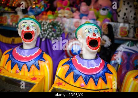 Eine Reihe von lachenden Clown Gesichter drehen sich von Seite zu Seite Stockfoto