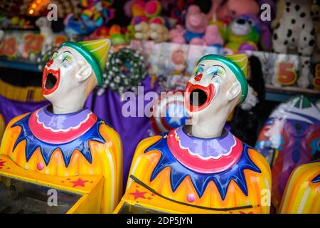 Eine Reihe von lachenden Clown Gesichter drehen sich von Seite zu Seite Stockfoto