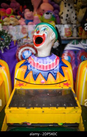 Foto eines lachenden Clowns, das sich von Seite zu dreht Seite Stockfoto