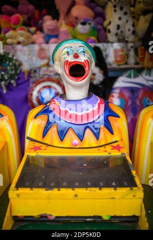 Foto eines lachenden Clowns, das sich von Seite zu dreht Seite Stockfoto