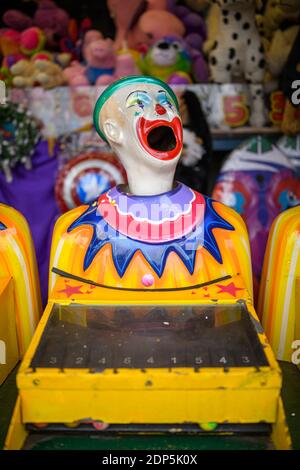 Foto eines lachenden Clowns, das sich von Seite zu dreht Seite Stockfoto