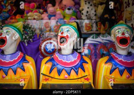 Eine Reihe von lachenden Clown Gesichter drehen sich von Seite zu Seite Stockfoto