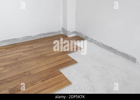 Holzboden Installation und Renovierung, mit Basis Zementboden Stockfoto