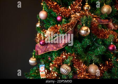 Dekoriert schönen Weihnachtsbaum auf verschwommenem dunklen Hintergrund Stockfoto