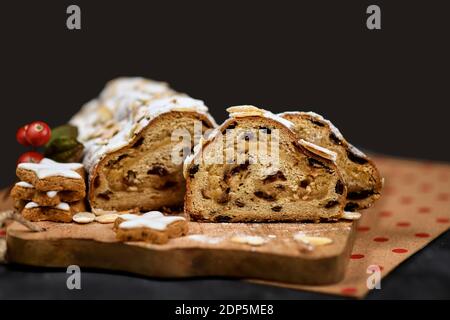 Scheiben deutscher Stollenkuchen, ein Fruchtbrot mit Nüssen, Gewürzen und getrockneten oder kandierten Früchten, überzogen mit Puderzucker traditionell während der CH serviert Stockfoto