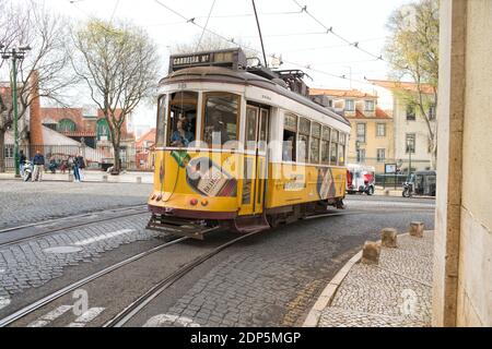 Lissabon - April 01, 2018: traditionelle Straßenbahn Beförderung im Stadtzentrum von Lissabon, Portugal. Die Stadt gehalten alte traditionelle Straßenbahn im Dienst innerhalb der Stockfoto