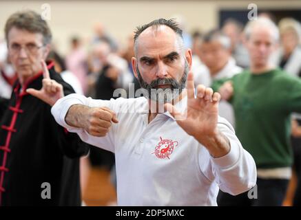 Peking, Neuseeland. April 2019. Lokale Enthusiasten versammeln sich, um Taijiquan im Erholungszentrum von Karori, Wellington, Neuseeland, 27. April 2019 durchzuführen. Kredit: Guo Lei/Xinhua/Alamy Live Nachrichten Stockfoto