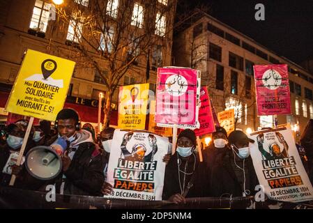 Paris, Frankreich. Dezember 2020. Am 18. Dezember 2020 geht es auf die Straße in Paris, Frankreich. Undokumentierte Migranten und Verbände fordern die Regularisierung, die Schließung von Verwaltungsstrafanstalten (CRA) und menschenwürdige Unterbringung für alle. Foto von Pierrick Villette/Avenir Pictures/ABACAPRESS.COM Credit: ABACAPRESS/Alamy Live News Stockfoto