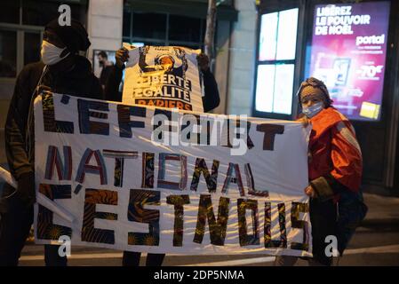 Paris, Frankreich. Dezember 2020. Am 18. Dezember 2020 geht es auf die Straße in Paris, Frankreich. Undokumentierte Migranten und Verbände fordern die Regularisierung, die Schließung von Verwaltungsstrafanstalten (CRA) und menschenwürdige Unterbringung für alle. Foto von Pierrick Villette/Avenir Pictures/ABACAPRESS.COM Credit: ABACAPRESS/Alamy Live News Stockfoto