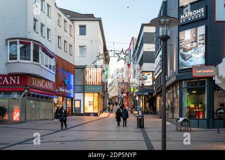 Essener Innenstadt nach der Sperre in der Coronakrise - Fußgängerzone Limbecker Straße Stockfoto