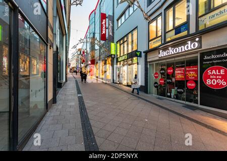 Essener Innenstadt nach der Sperre in der Coronakrise - Fußgängerzone Limbecker Straße Stockfoto