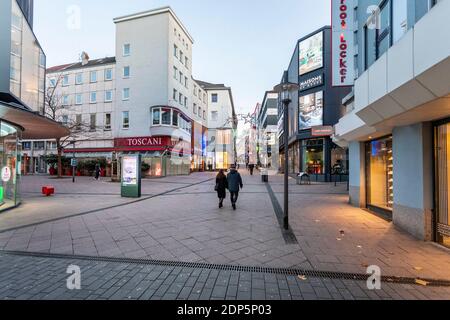 Essener Innenstadt nach der Sperre in der Coronakrise - Fußgängerzone Limbecker Straße Stockfoto