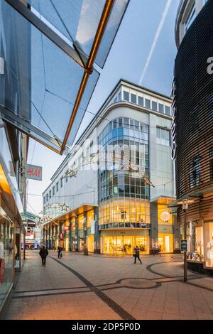 Essener Innenstadt nach der Sperre in der Coronakrise - Fußgängerzone Limbecker Straße Stockfoto