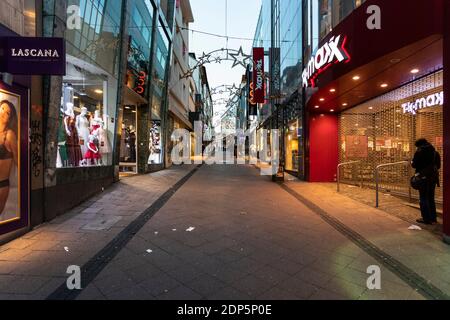 Essener Innenstadt nach der Sperre in der Coronakrise - Fußgängerzone Limbecker Straße Stockfoto