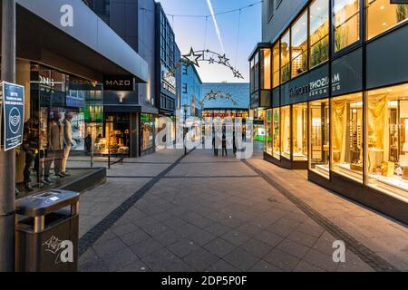 Essener Innenstadt nach der Sperre in der Coronakrise - Fußgängerzone Limbecker Straße Stockfoto