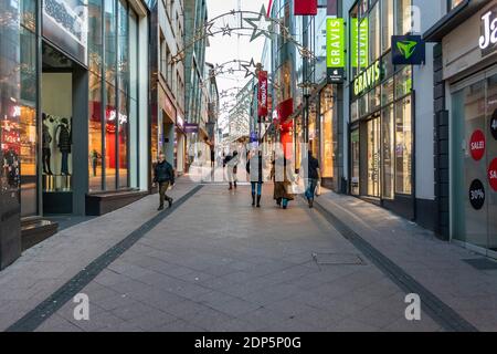 Essener Innenstadt nach der Sperre in der Coronakrise - Fußgängerzone Limbecker Straße Stockfoto