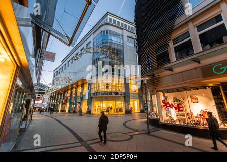 Essener Innenstadt nach der Sperre in der Coronakrise - Fußgängerzone Limbecker Straße Stockfoto