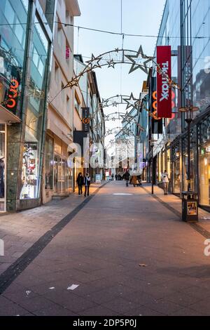 Essener Innenstadt nach der Sperre in der Coronakrise - Fußgängerzone Limbecker Straße Stockfoto