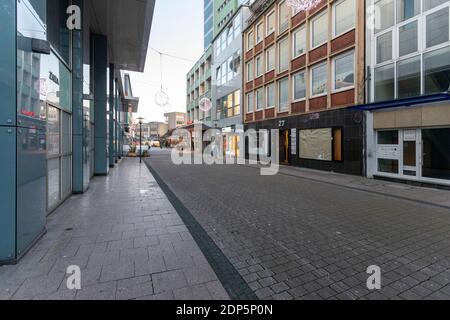 Essener Innenstadt nach der Sperre in der Corona-Krise - Fußgängerzone Stockfoto