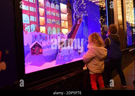 Paris, Frankreich. Dezember 2020. Kinder und Eltern beobachten die Fenster des Kaufhauses Galeries Lafayette, das am 18. Dezember 2020 in Paris, Frankreich, zur Weihnachtszeit beleuchtet wird. Die Galeries Lafayette wurde 1912 eröffnet und wurde von Georges Chedanne und seinem Schüler Ferdinand Chanut entworfen, mit einer riesigen Glas- und Stahlkuppel, Jugendstiltreppen und 3 Balkonebenen. Foto von Karim Ait Adjedjou/Avenir Pictures/ABACAPRESS.COM Quelle: ABACAPRESS/Alamy Live News Stockfoto