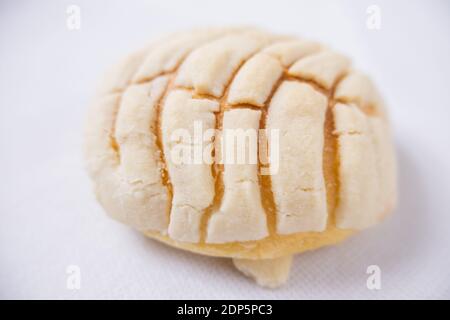 Stück mexikanisches süßes Brot isoliert auf einem weißen Tisch Stockfoto