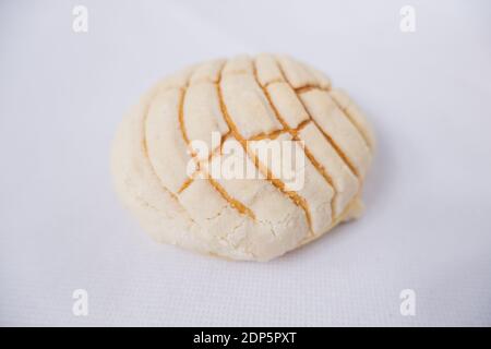 Stück mexikanisches süßes Brot isoliert auf einem weißen Tisch Stockfoto