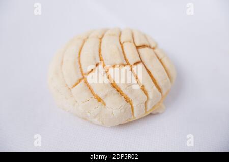 Stück mexikanisches süßes Brot isoliert auf einem weißen Tisch Stockfoto