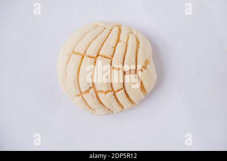 Stück mexikanisches süßes Brot isoliert auf einem weißen Tisch Stockfoto