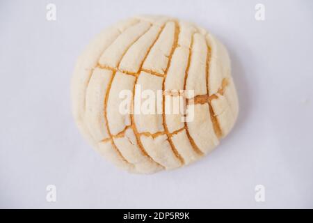 Stück mexikanisches süßes Brot isoliert auf einem weißen Tisch Stockfoto