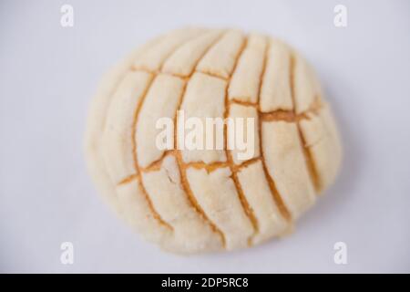 Stück mexikanisches süßes Brot isoliert auf einem weißen Tisch Stockfoto