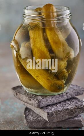 Fermentierte vegetarische Konserven Konzept. Eingelegte Gurken in einem Glas. Das Konzept der Konserven. Stockfoto