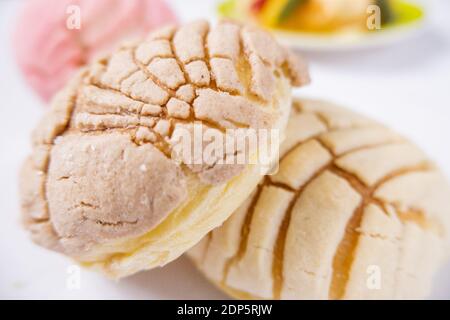 Buntes mexikanisches süßes Brot auf einem weißen Tisch Stockfoto