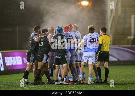 Temperament Flare zwischen Newcastle Falcons und Cardiff Blues Spieler Stockfoto