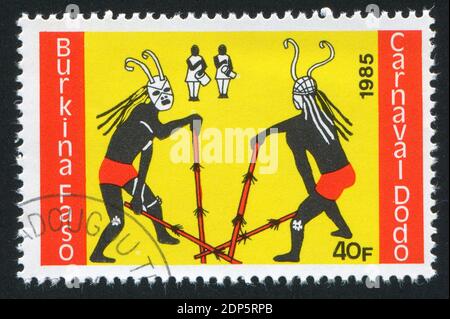 BURKINA FASO - UM 1985: Briefmarke gedruckt von Burkina Faso, zeigt zwei Tänzer, um 1985 Stockfoto