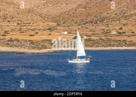 Sikinos Island, Griechenland - 23. September 2020: Segelyacht vor der Küste der Insel Sikinos, Kykladen Archipel. Stockfoto