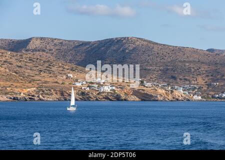 Sikinos Island, Griechenland - 23. September 2020: Segelyacht vor der Küste der Insel Sikinos, Kykladen Archipel. Stockfoto