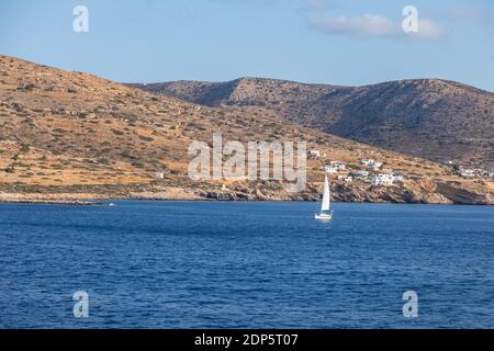 Sikinos Island, Griechenland - 23. September 2020: Segelyacht vor der Küste der Insel Sikinos, Kykladen Archipel. Stockfoto