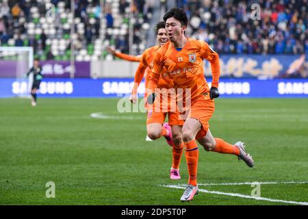 Suzhou, Chinas Provinz Jiangsu. Dezember 2020. Wang Tong (vorne) von Shandong Luneng feiert, nachdem er beim letzten Spiel zwischen Jiangsu Suning und Shandong Luneng beim CFA (der chinesische Fußballverband) Cup in Suzhou, Ostchina Jiangsu Provinz, am 19. Dezember 2020 einen Treffer erzielte. Quelle: Li Bo/Xinhua/Alamy Live News Stockfoto