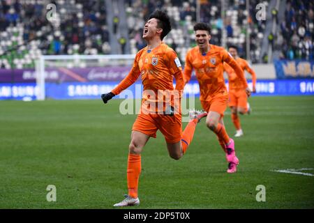 Suzhou, Chinas Provinz Jiangsu. Dezember 2020. Wang Tong (L) von Shandong Luneng feiert, nachdem er beim CFA (der chinesische Fußballverband) Cup in Suzhou, der ostchinesischen Provinz Jiangsu, am 19. Dezember 2020 ein Tor beim Finalspiel zwischen Jiangsu Suning und Shandong Luneng erzielt hat. Quelle: Li Bo/Xinhua/Alamy Live News Stockfoto