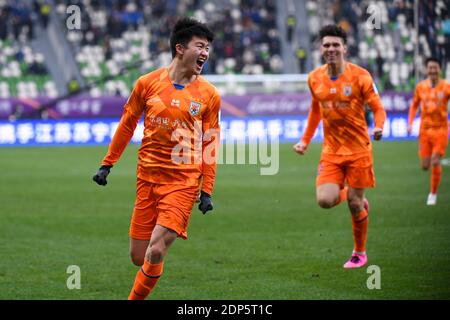 Suzhou, Chinas Provinz Jiangsu. Dezember 2020. Wang Tong (L) von Shandong Luneng feiert, nachdem er beim CFA (der chinesische Fußballverband) Cup in Suzhou, der ostchinesischen Provinz Jiangsu, am 19. Dezember 2020 ein Tor beim Finalspiel zwischen Jiangsu Suning und Shandong Luneng erzielt hat. Quelle: Li Bo/Xinhua/Alamy Live News Stockfoto