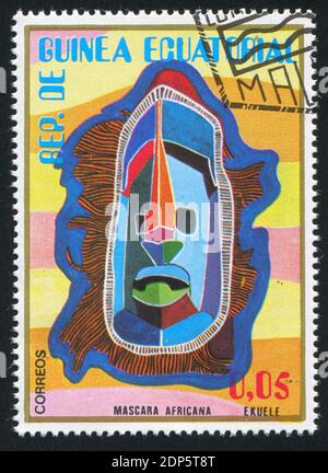 ÄQUATORIALGUINEA - UM 1977: Briefmarke gedruckt von Äquatorialguinea, zeigt traditionelle Maske, um 1977. Stockfoto