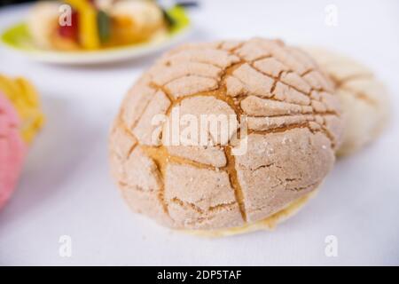 Buntes mexikanisches süßes Brot auf einem weißen Tisch Stockfoto