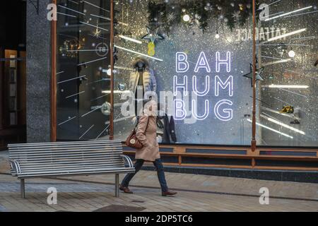 Ein Shopper am frühen Morgen geht an einem Schild vorbei, auf dem ‘Bah steht Humbug’ in Leeds City Centre als zweitnationale des Landes Sperrbeschränkungen enden und fallen auf Stufe 3 in West Yorkshire Stockfoto